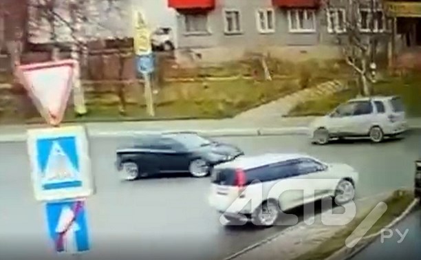 Торопыга на Honda HR-V в Корсакове вылетел со второстепенной и едва не врезался в даму