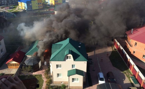 Горящую баню тушили пожарные Южно-Сахалинска