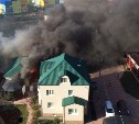 Горящую баню тушили пожарные Южно-Сахалинска
