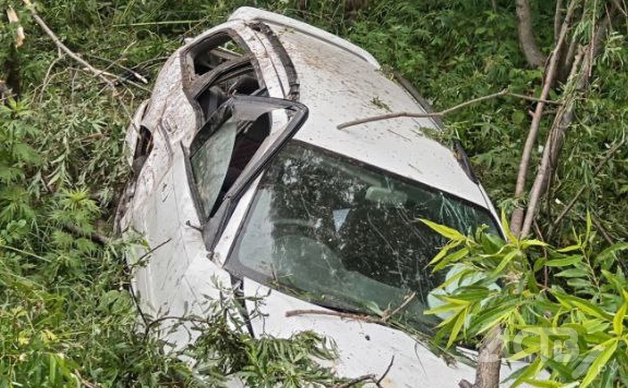 Разбитый автомобиль Toyota Caldina обнаружили в кювете в Анивском районе