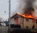 Огонь охватил 96 квадратов частного дома в Яблочном 