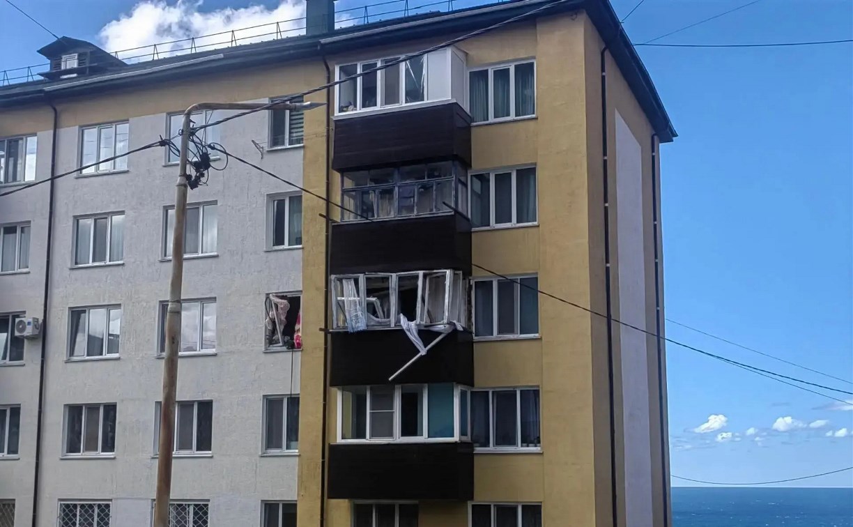 Окна выбило в многоэтажке во время взрыва газового баллона на Сахалине
