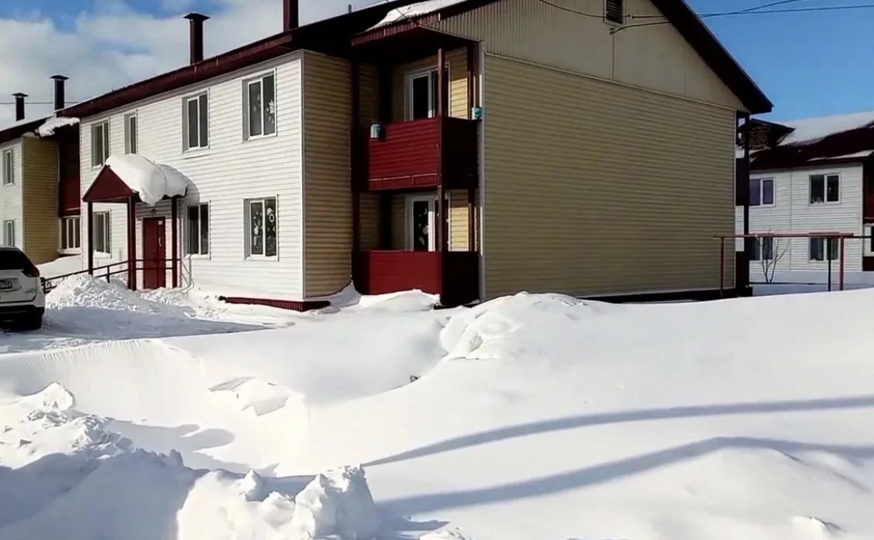 Контейнерные площадки в Томари расчистят от снега в течение двух дней