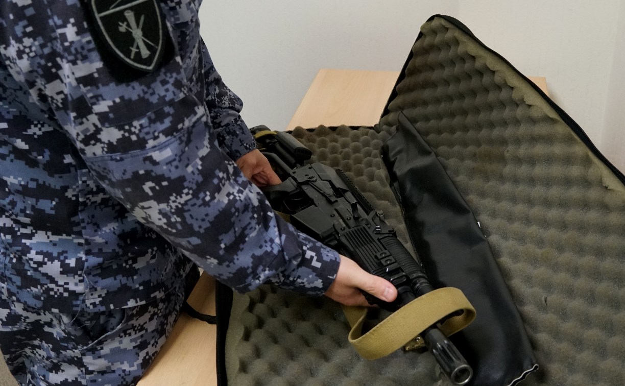 В Южно-Сахалинске забрали травмат и 4 ружья у водителей, которые гоняли пьяными за рулем 