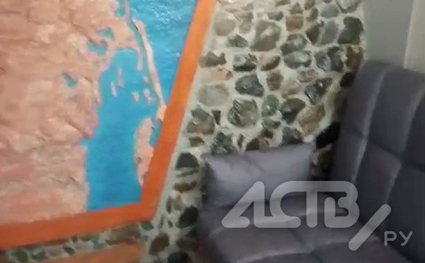 "Такого вы не видели": сахалинец построил в доме стену из камней, собранных в 10 районах острова