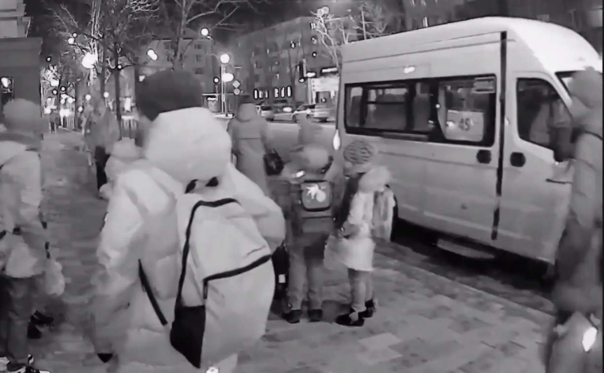В Южно-Сахалинске 12 часов смотрели записи с камер и не нашли ребёнка, которого выгнали из автобуса