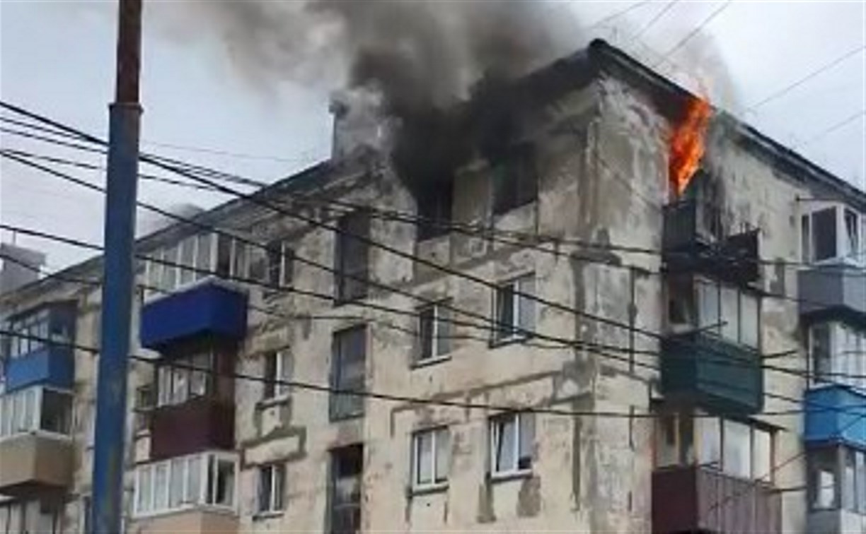 Двух человек эвакуировали при пожаре в Холмске, один из них умер