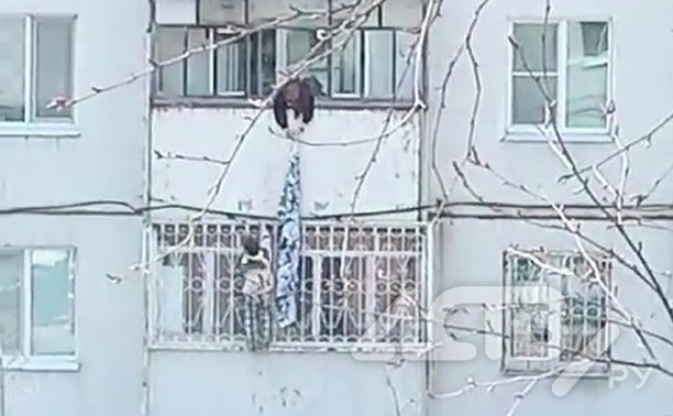 Девочка-подросток в Южно-Сахалинске пыталась залезть на второй этаж с помощью простыни