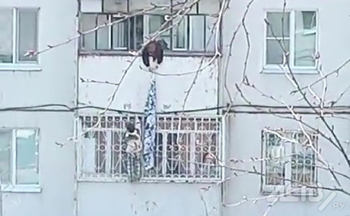 Девочка-подросток в Южно-Сахалинске пыталась залезть на второй этаж с помощью простыни