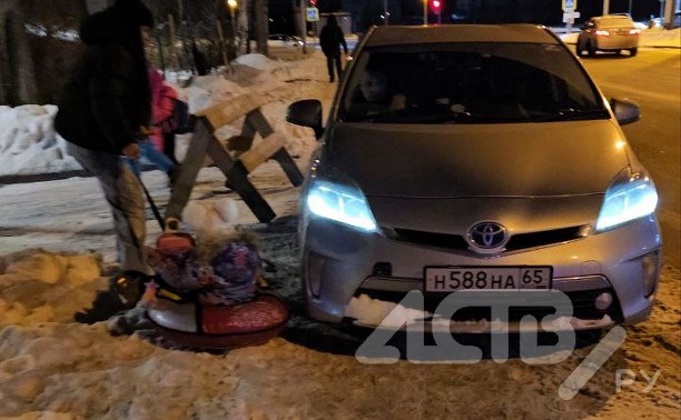 В Южно-Сахалинске родители с детьми по сугробу шли в детсад из-за упёртого автомобилиста