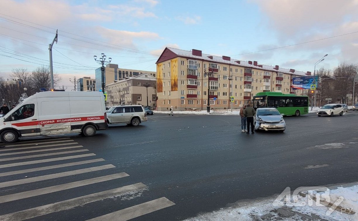 Очевидцев столкновения автомобиля Prius и скорой помощи ищут в Южно-Сахалинске