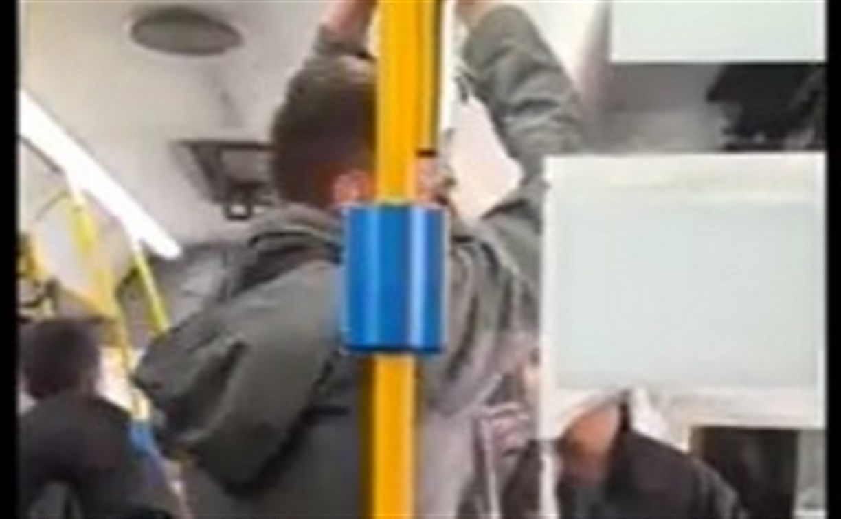Очевидцы: мужчина предложил пассажирам автобуса в Южно-Сахалинске заплатить за 100 подтягиваний
