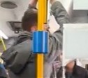 Очевидцы: мужчина предложил пассажирам автобуса в Южно-Сахалинске заплатить за 100 подтягиваний