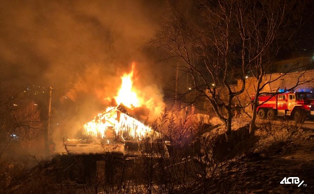 Барак горит в Корсакове на улице Флотской