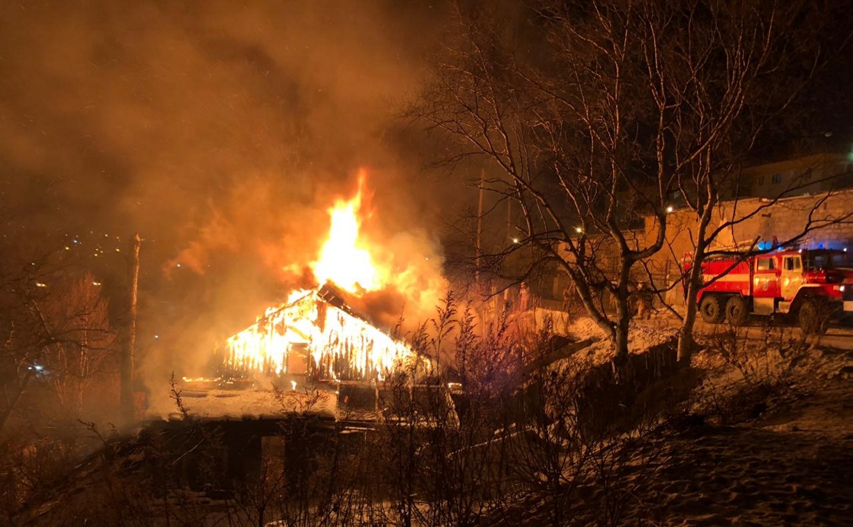 Барак горит в Корсакове на улице Флотской