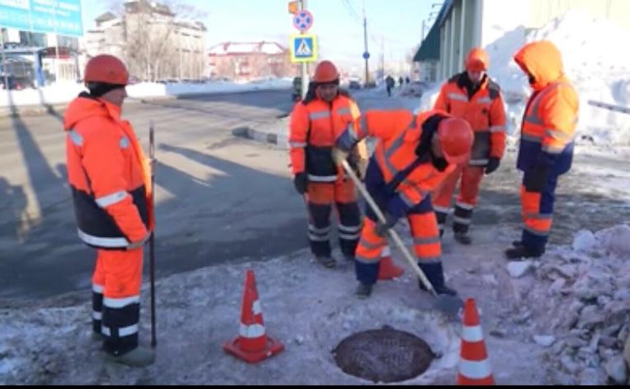 В Южно-Сахалинске заменили на новые более 120 повреждённых крышек люков