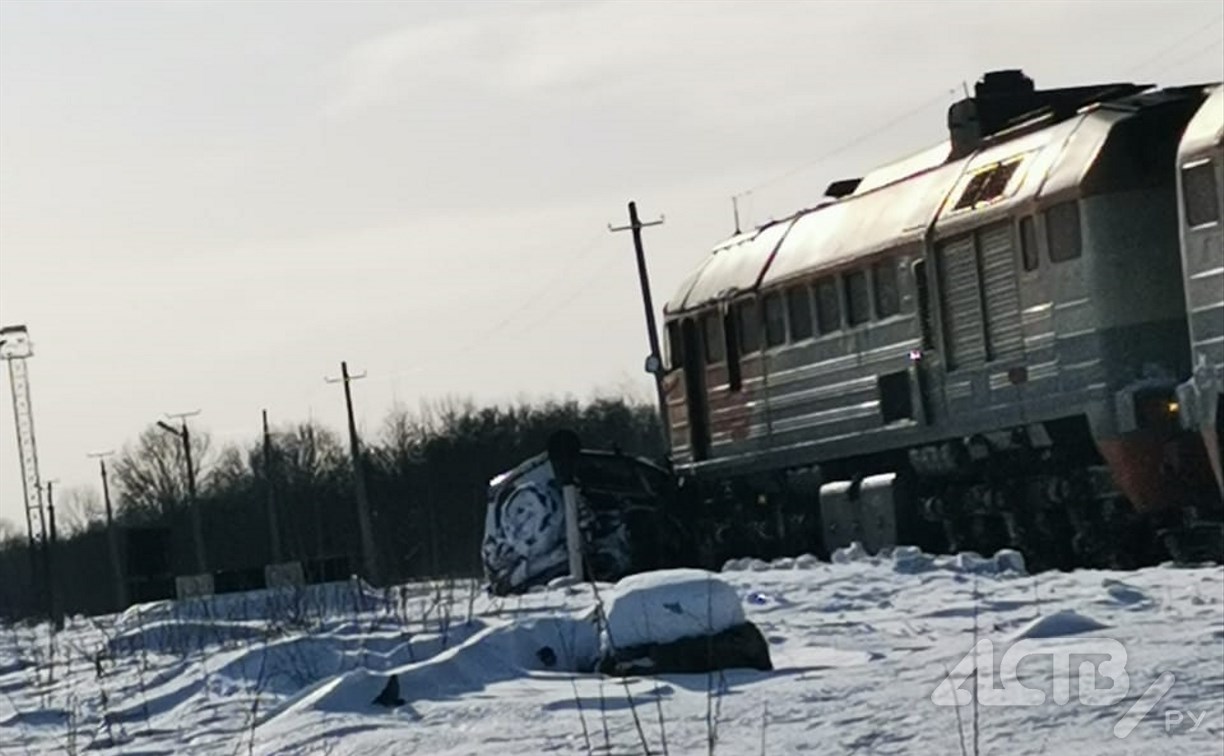 Поезд протаранил легковушку на Сахалине