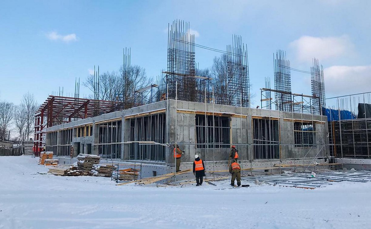 Новую школу в Смирных строят с опережением графика