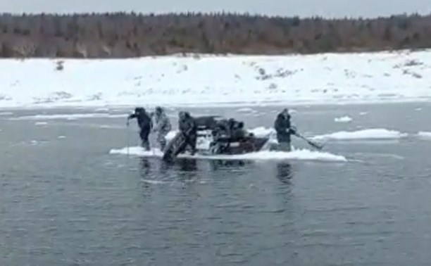 "Красиво плывут": сахалинские рыбаки преодолели трещину на льдине, гребя бурами и санями 