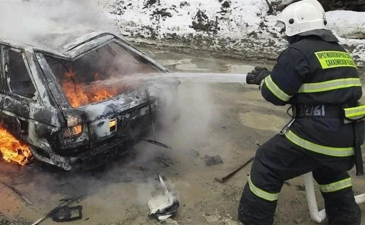 Автомобиль вспыхнул на улице в Долинске