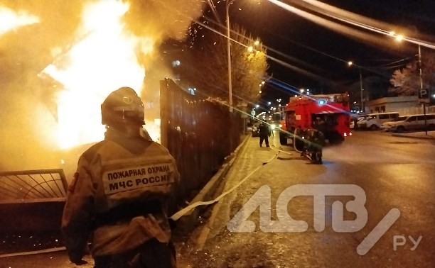 Появились кадры с места пожара в заброшенном доме в Южно-Сахалинске