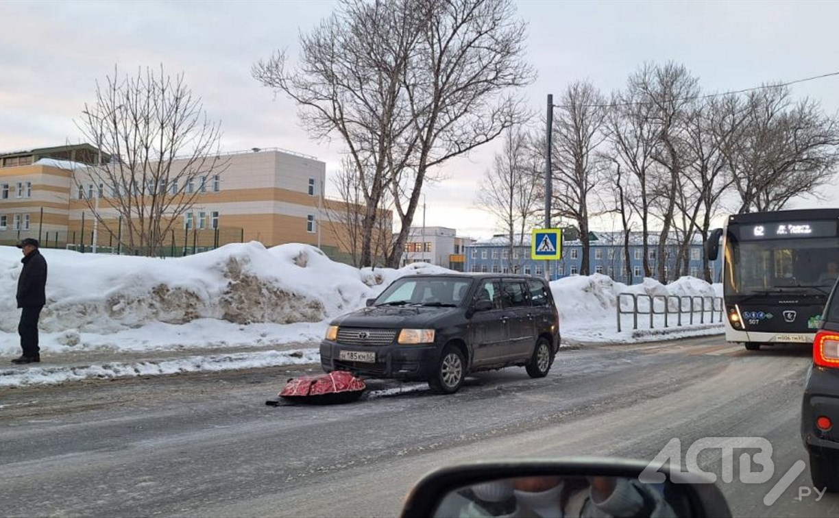 В Луговом девочка попала под машину: с места ДТП её увезли в больницу