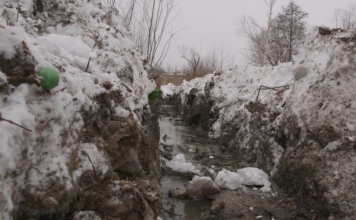 Коммунальщики хотели откачать воду из южно-сахалинской школы № 4, но сделали только хуже