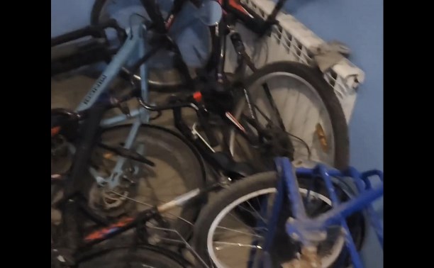 В Поронайске почтальон пожаловалась на заваленный подъезд