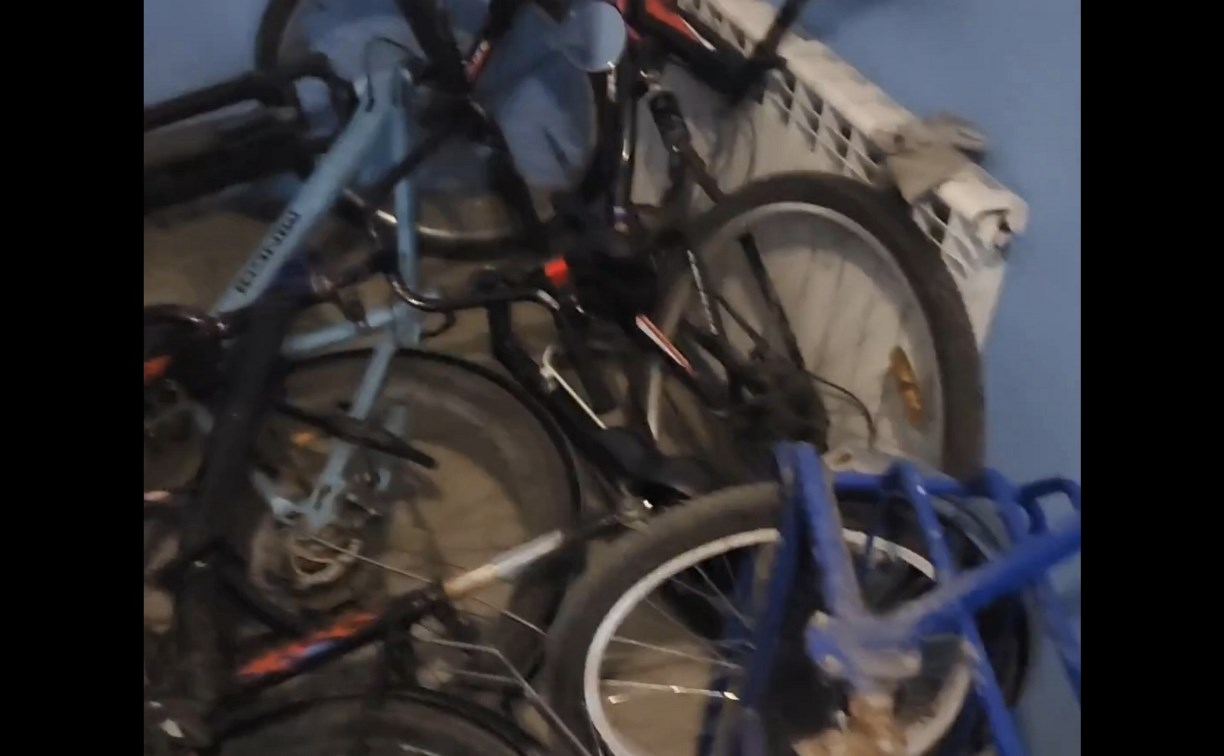 В Поронайске почтальон пожаловалась на заваленный подъезд