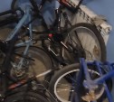 В Поронайске почтальон пожаловалась на заваленный подъезд
