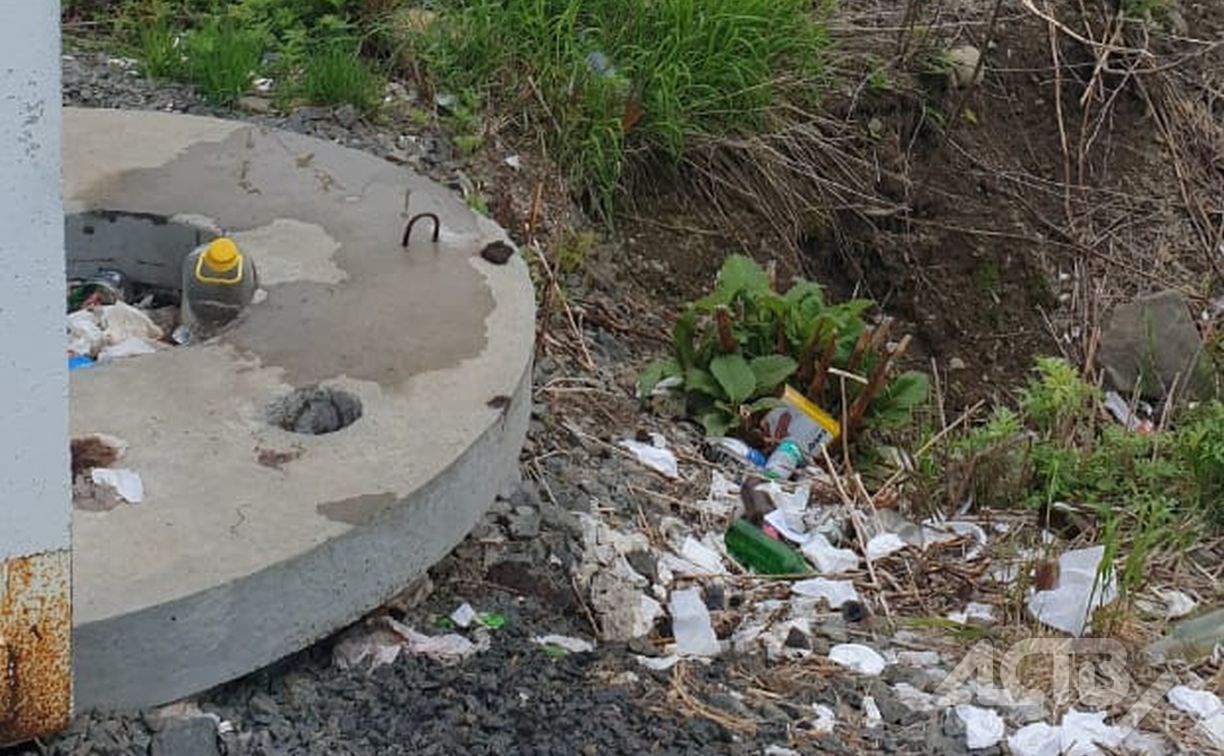 Кучи мусора и бутылки из-под алкоголя встречают туристов на сахалинском водопаде Клоковском