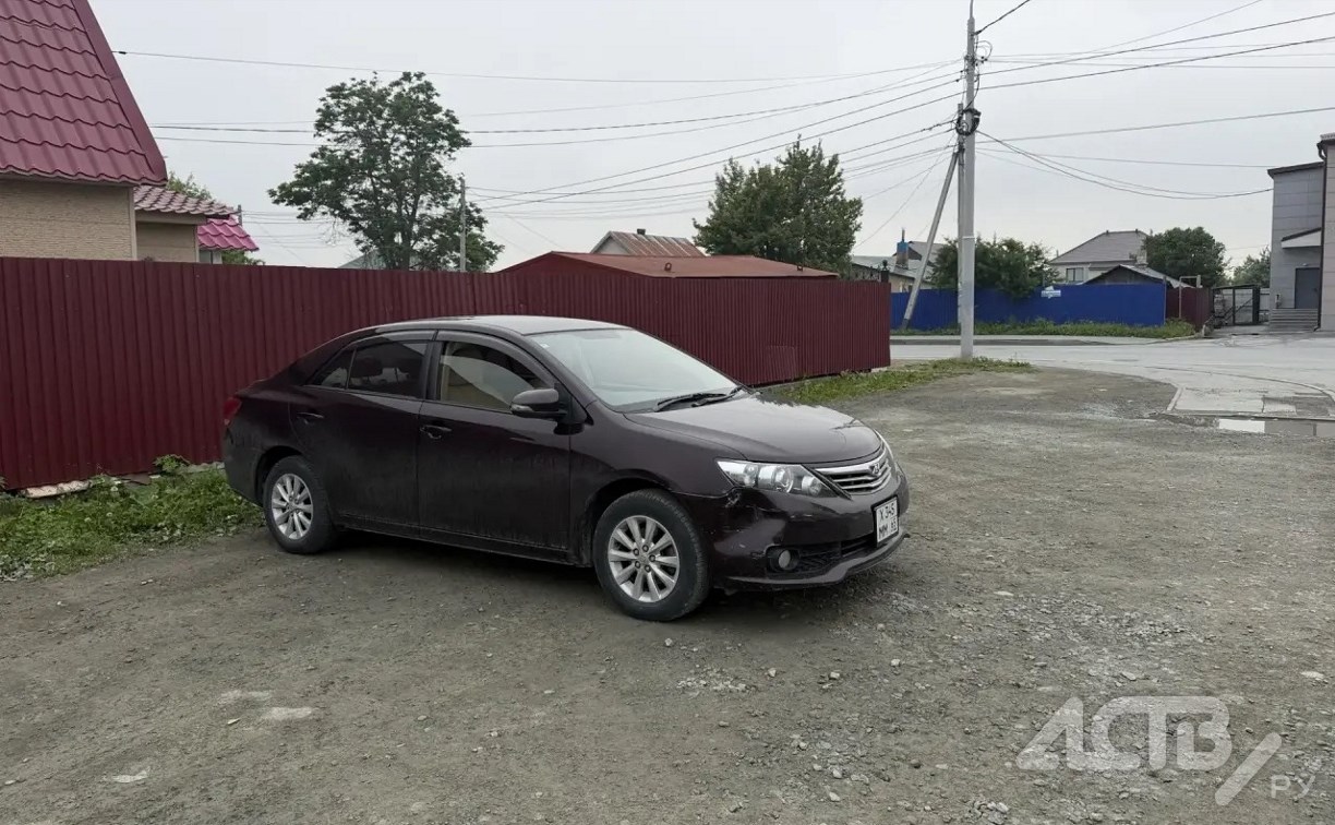 Неизвестный столкнулся с Toyota Allion и скрылся с места ДТП в Южно-Сахалинске