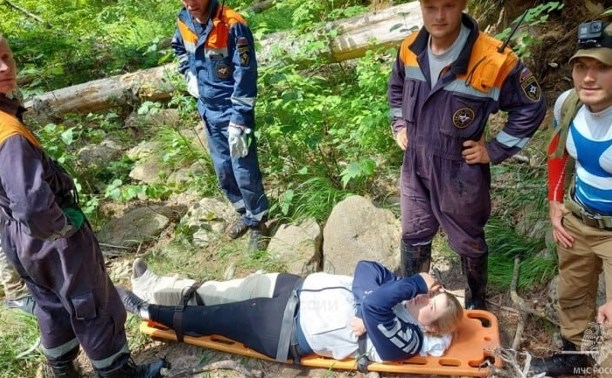 Спасатели на носилках вынесли из леса пострадавшую на Курилах туристку — видео