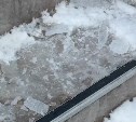 "Рефлекторно прикрыл руками голову": южносахалинец рассказал, как с крыши рухнула глыба льда