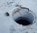 Жители Южно-Сахалинска предупреждают об открытом люке около школы 