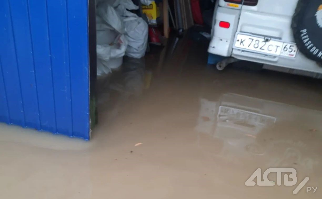 Залитые гаражи и "Галина" в воде: кадры из районов Сахалина во время мощного циклона