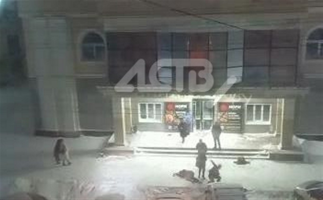 Добил пинком в голову: жестокая драка возле сахалинского кафе попала на видео