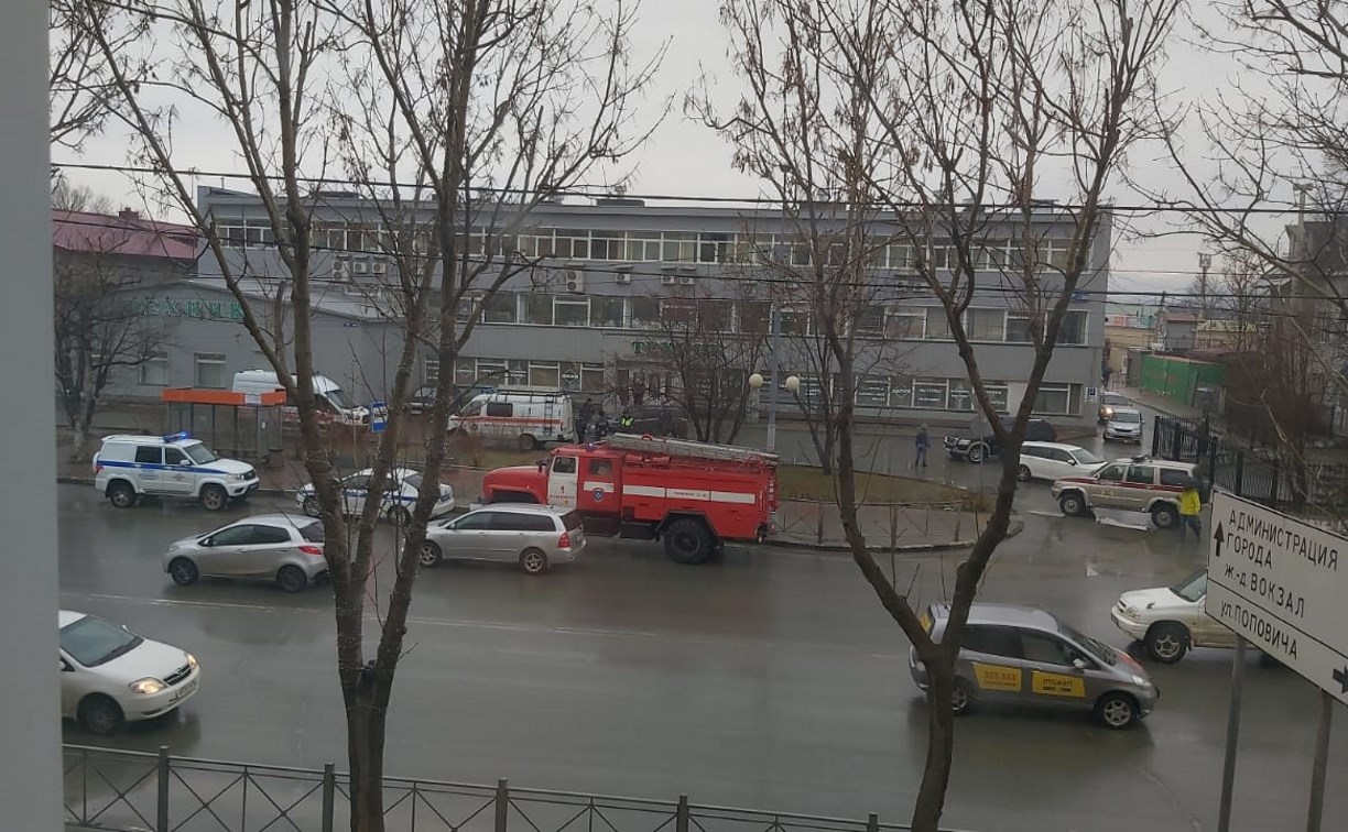 Спецслужбы Южно-Сахалинска окружили остановку у рынка "Техник"