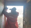 Жене мобилизованного сахалинца помогли поставить дверь в курятник