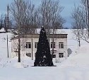 Убрать новогоднюю ель в селе на Сахалине не смогли ни администрация, ни ураганный ветер