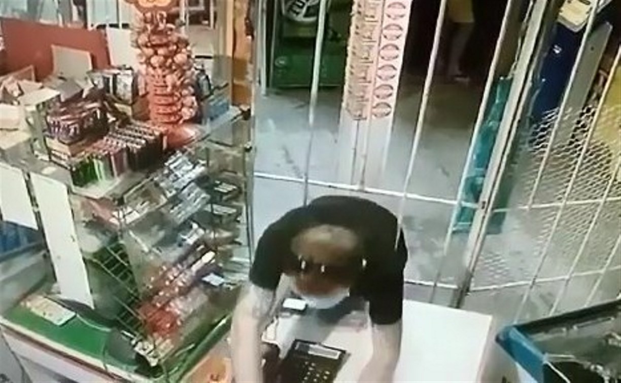 Подозреваемых в краже денег из кассы магазина ищет полиция Южно-Сахалинска