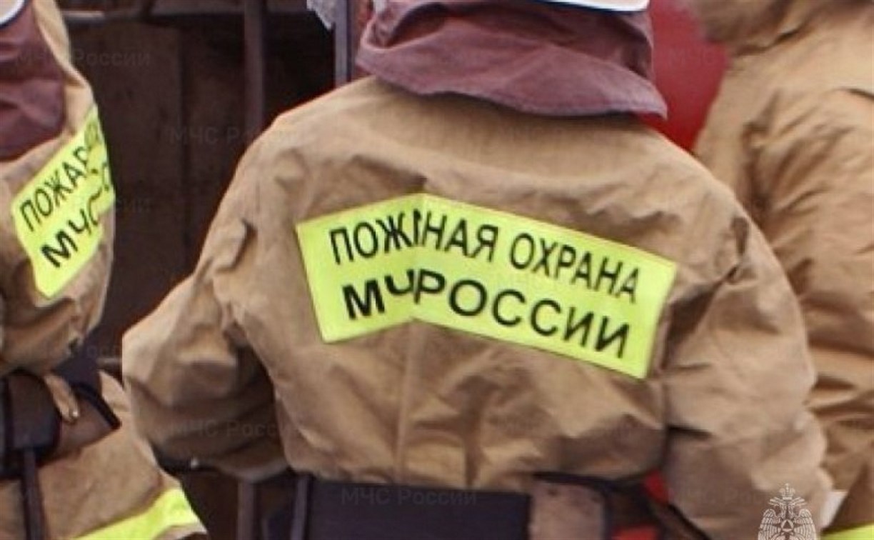 В Южно-Сахалинске по неизвестной причине вспыхнул мусорный бак 