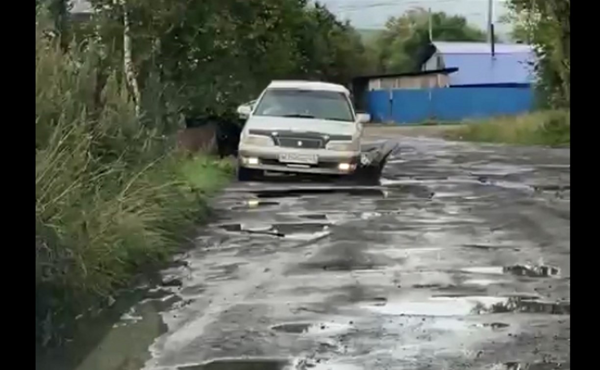 "Грейдера не было с зимы": жители Александровска-Сахалинского убивают авто на ужасной дороге