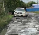 "Грейдера не было с зимы": жители Александровска-Сахалинского убивают авто на ужасной дороге