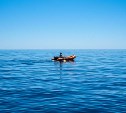 В Охинском районе рыбака на лодке едва не унесло в открытое море 
