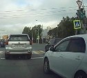 "Если не меня, то другого": южносахалинец показал, как водители нагло объезжают пробку