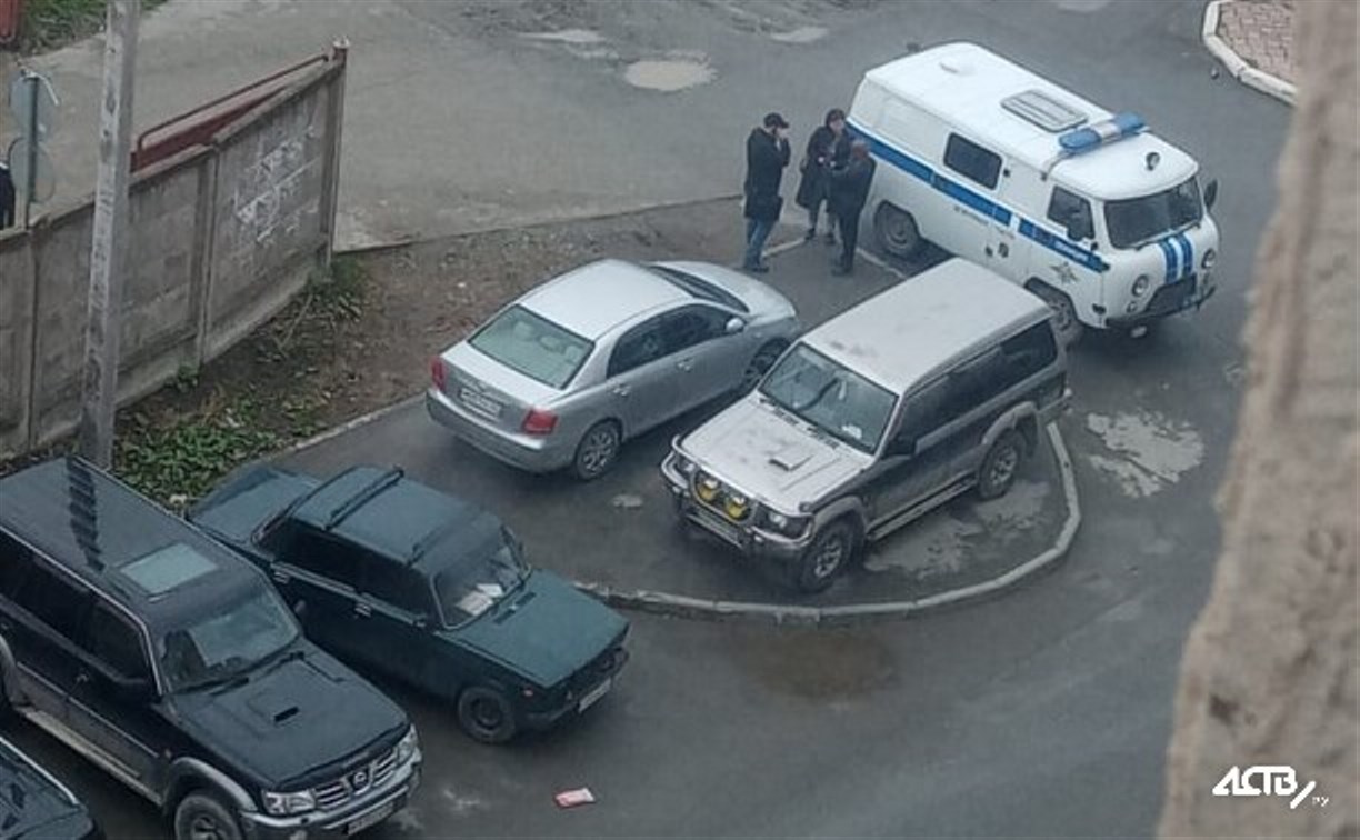 Мужчину, разгромившего чужие машины в Южно-Сахалинске, задержала полиция