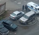 Мужчину, разгромившего чужие машины в Южно-Сахалинске, задержала полиция