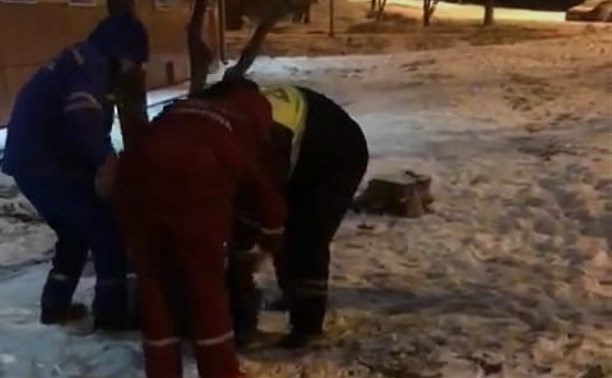 Помогите, люди: сахалинец выпал с третьего этажа и стал ползать по двору