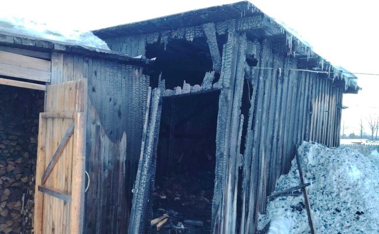 Пламя едва не уничтожило дровник во время пожара в сахалинском селе